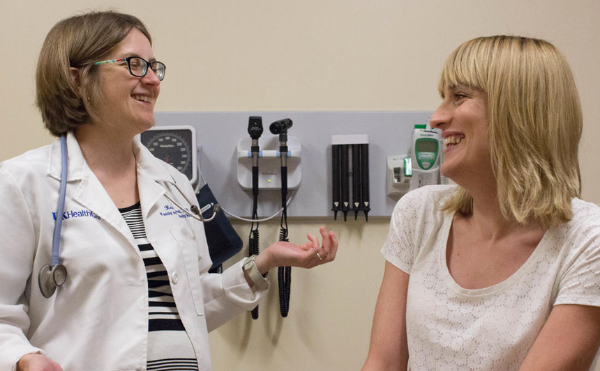 Dr. Keisa Fallin-Bennett talks with a patient at Transform Health.