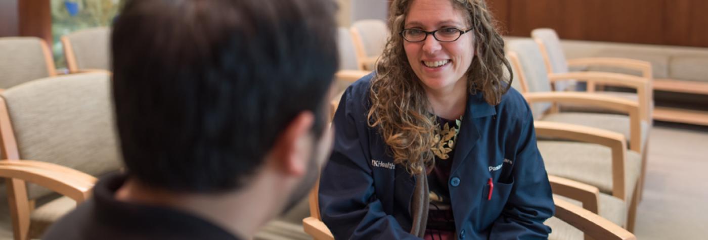 A patient talks with a pastoral care staff member.